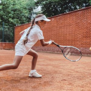 Meisje oefent tennis tegen een muur - privélessen tennis in Delft