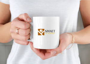 koffiemok met het logo van Sinnet Academy