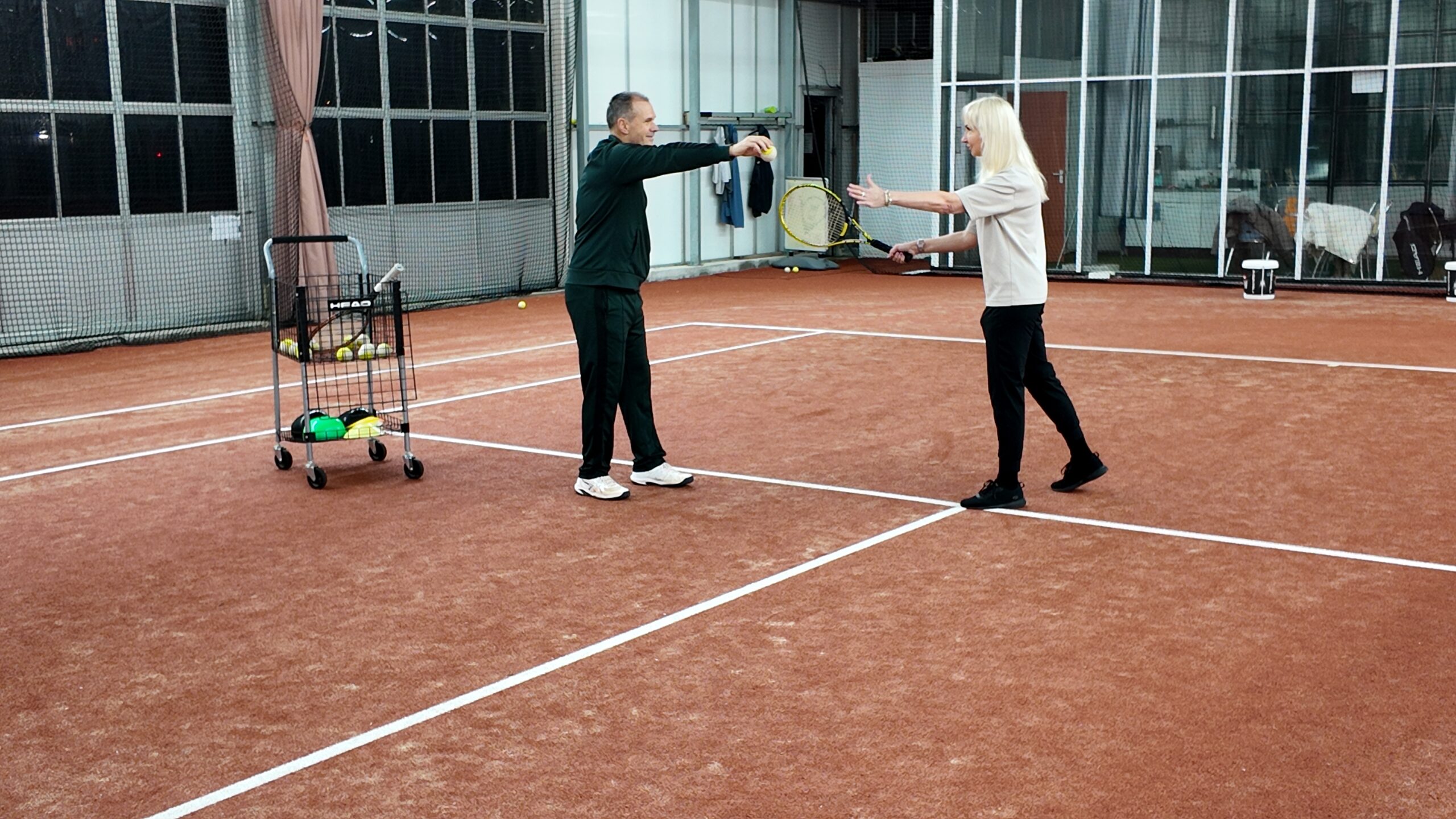Tennistraining op de indoorbanen van Sinnet Academy