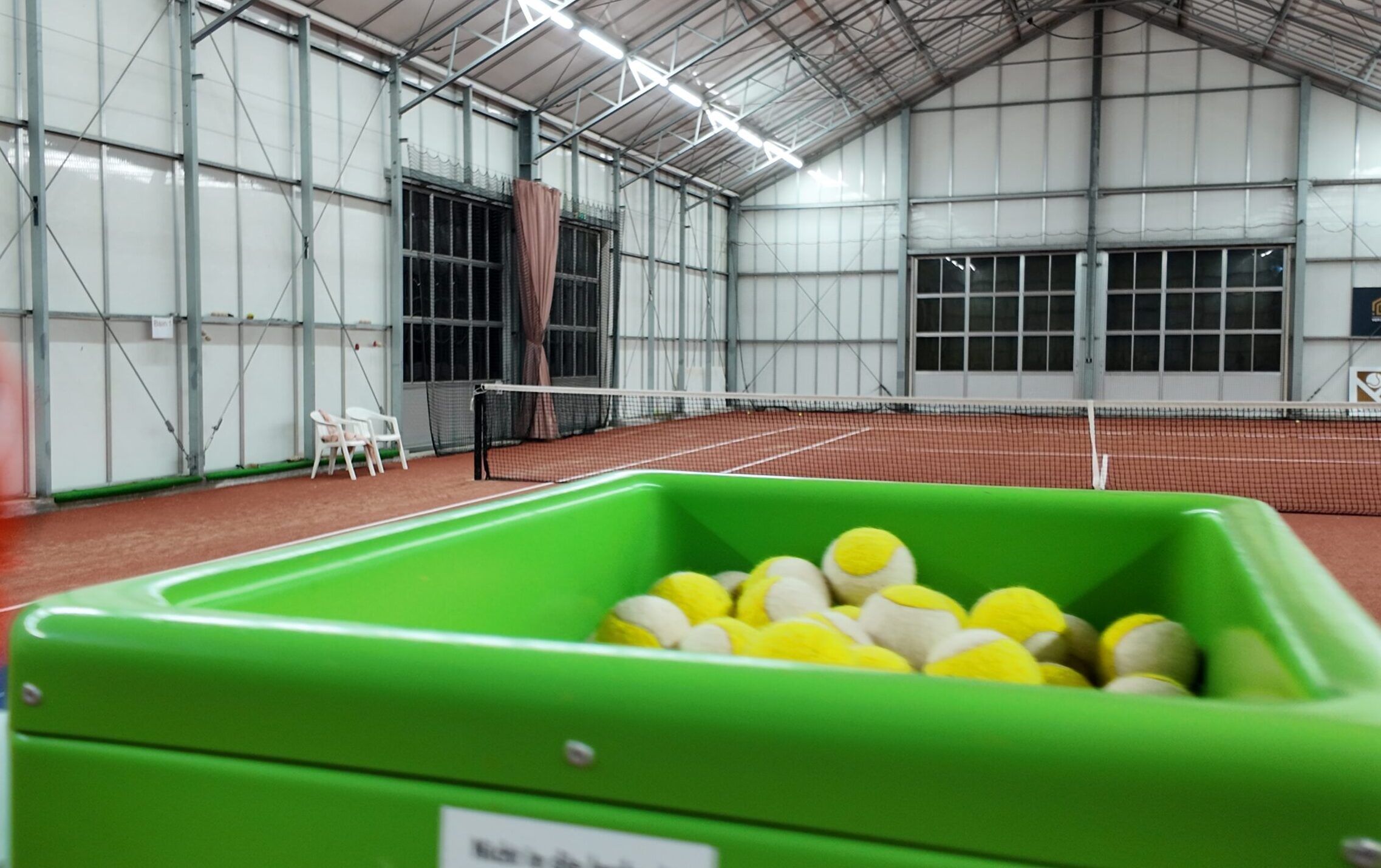 Ballenmachine en tennisbaan bij Sinnet Academy