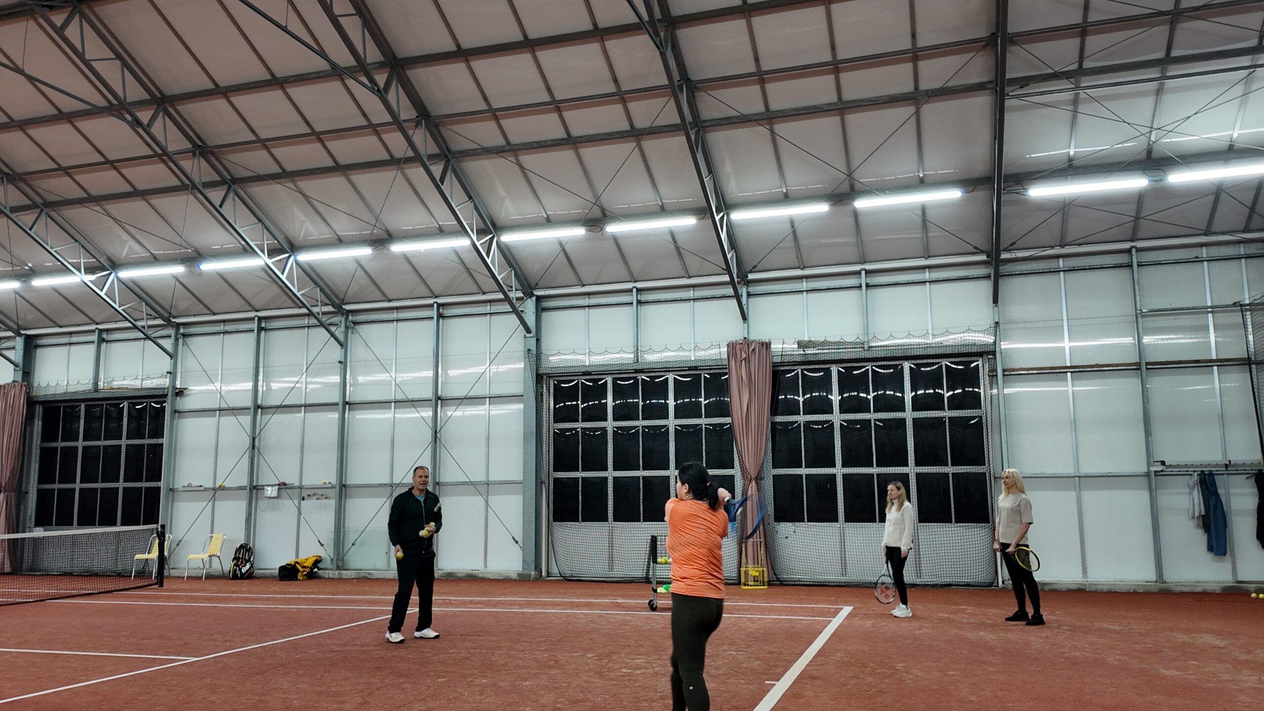 Indoor tennisles van Sinnet Academy in Delft