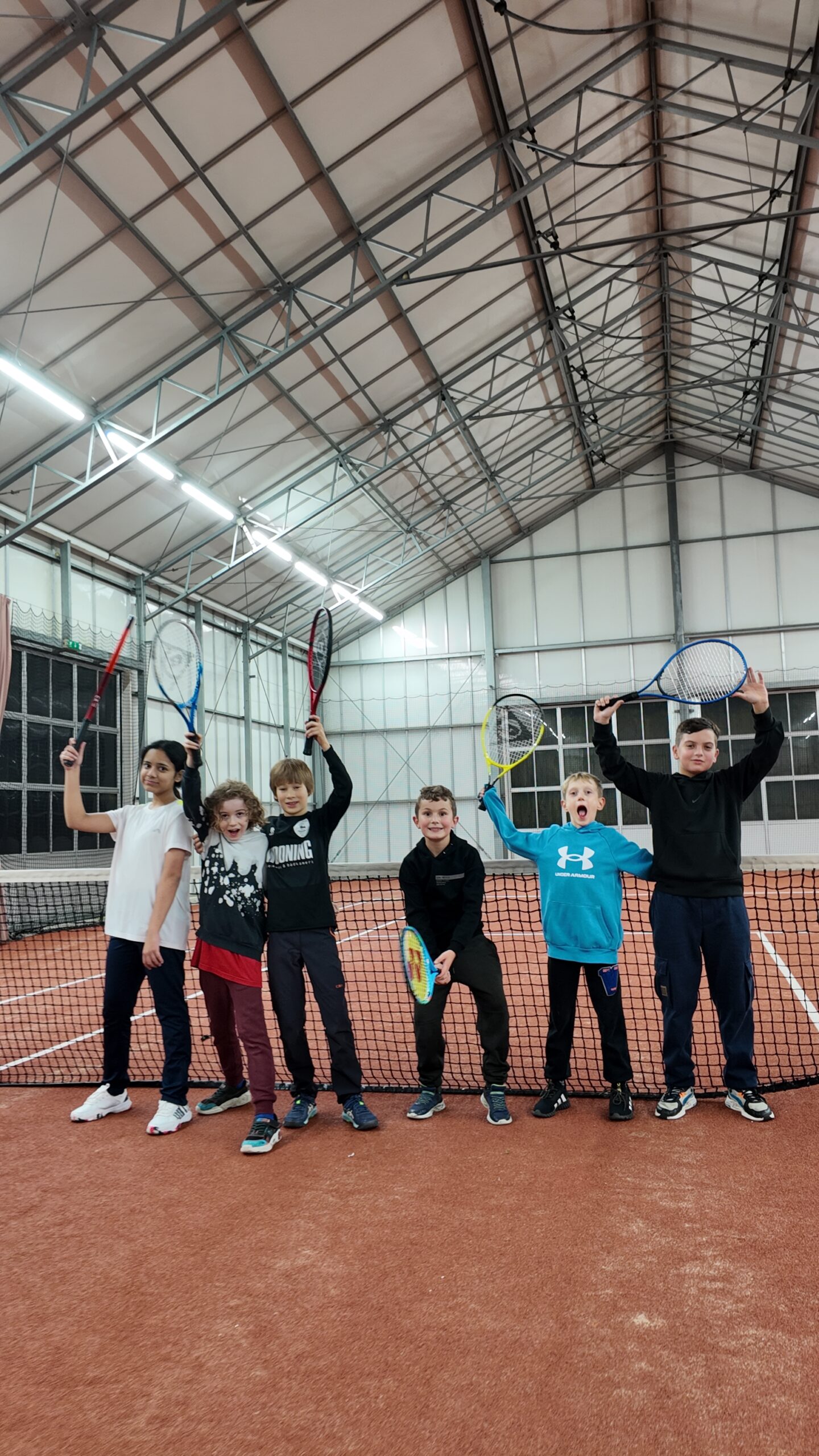 Jeugdspelers tijdens tennisles van Sinnet Academy
