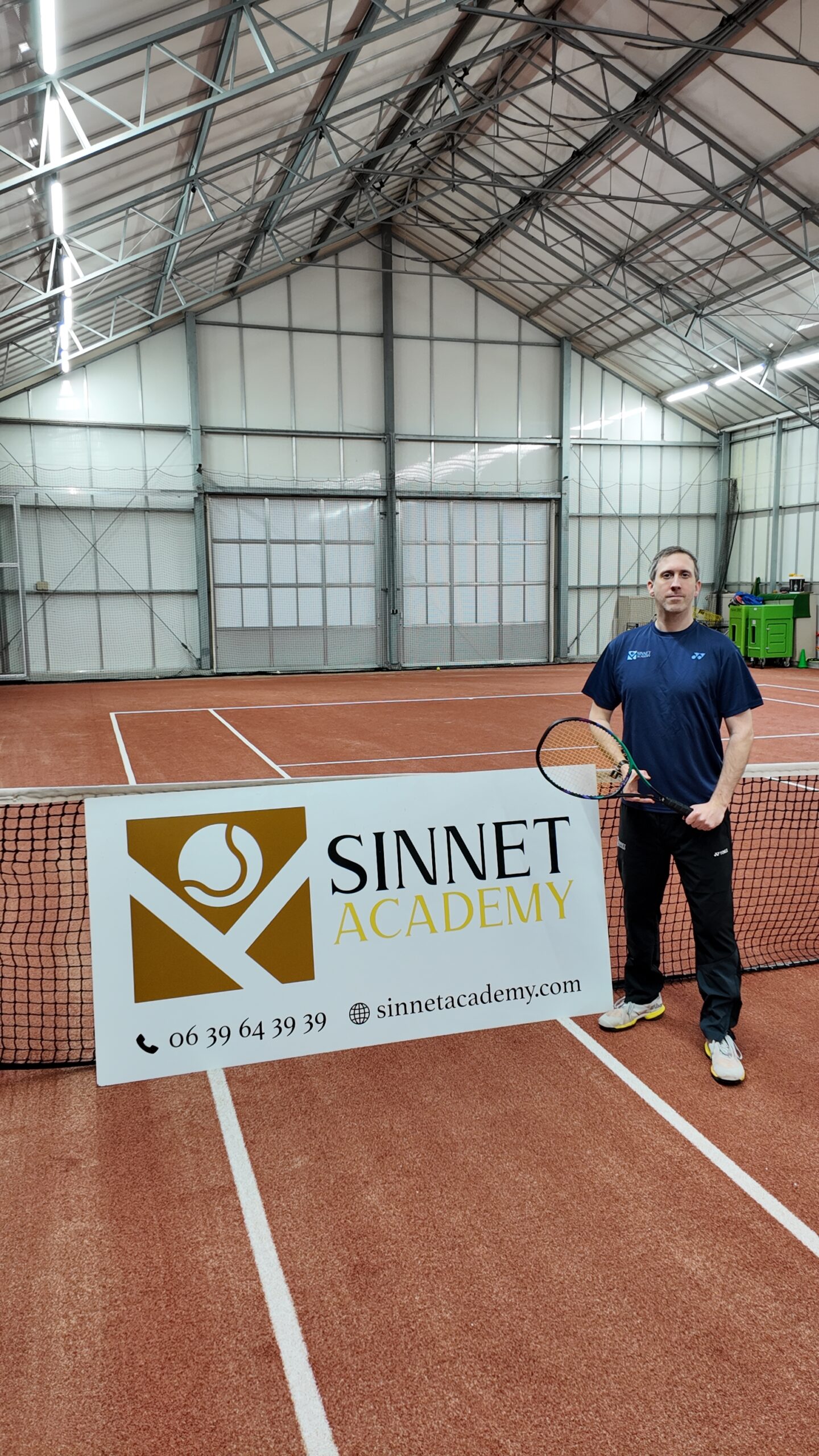 Tennisleraar Youri op de indoorbaan van Sinnet Academy