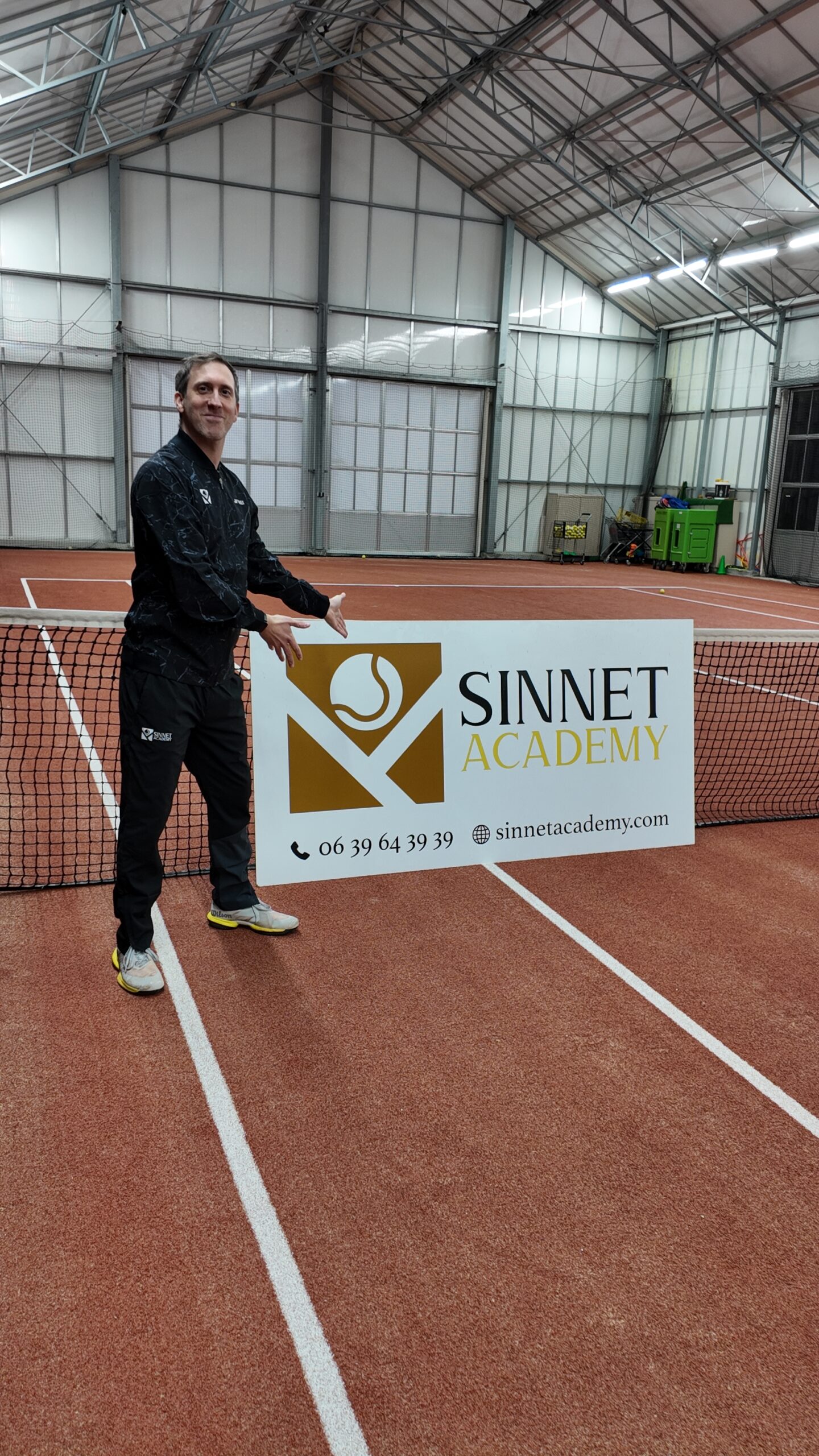 Tennistraining op de indoorbanen van Sinnet Academy