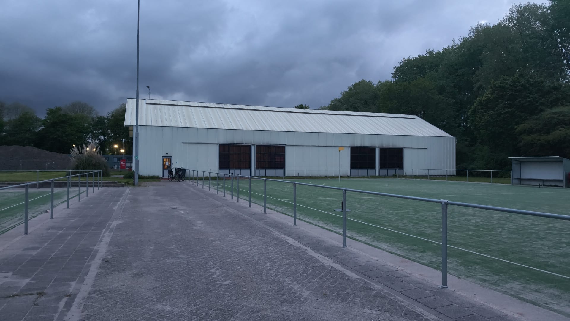 Buitenzijde van Tennishal Koos Heiligers in Delft