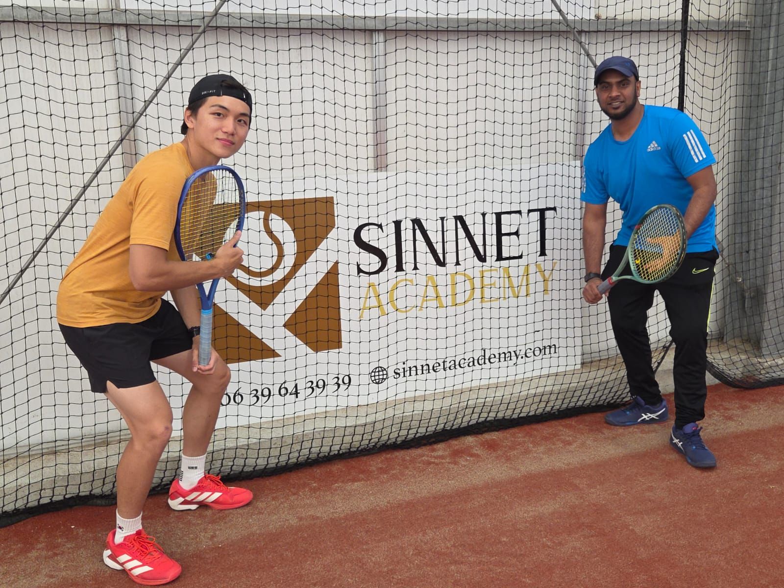 Tennisspelers tijdens een training van Sinnet Academy in Delft
