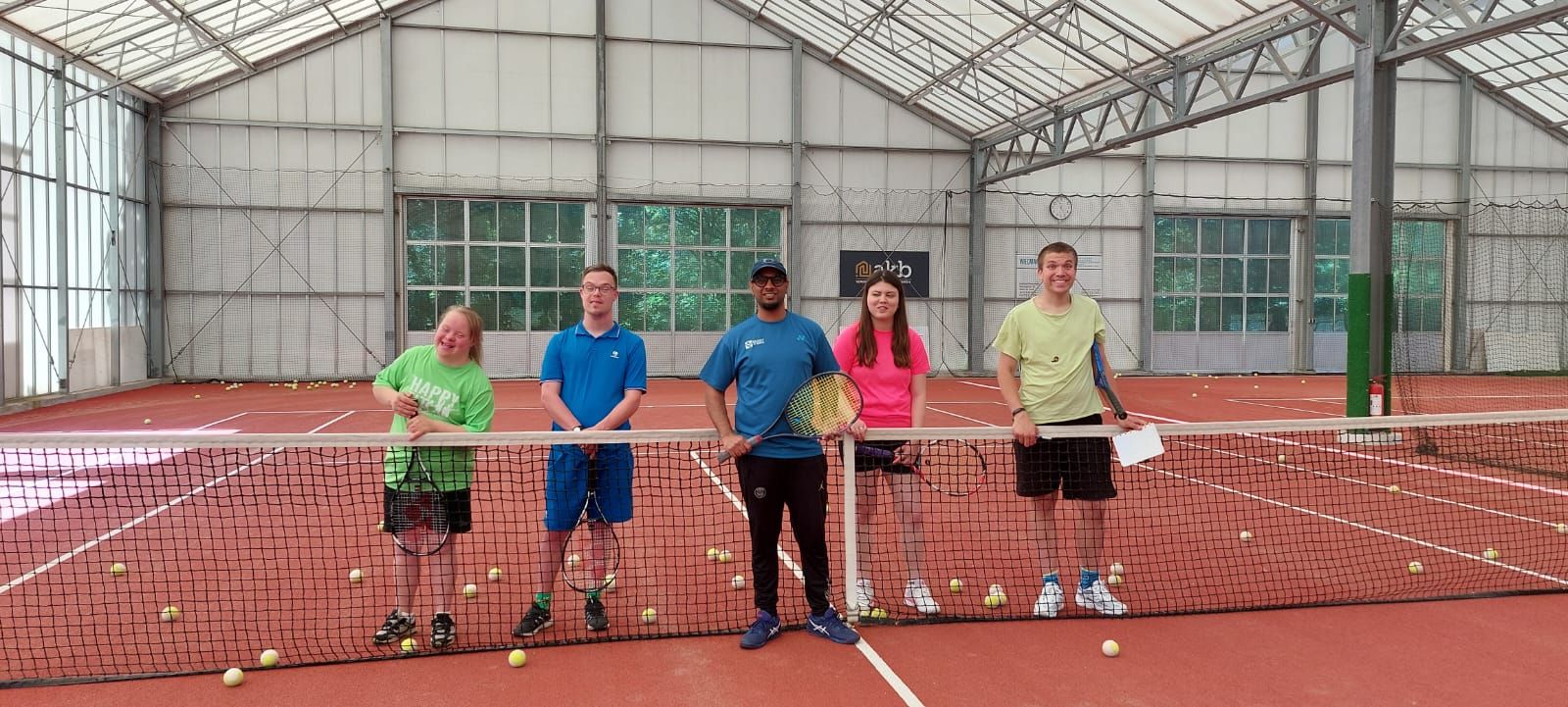 G-tennisspelers tijdens een training van Sinnet Academy