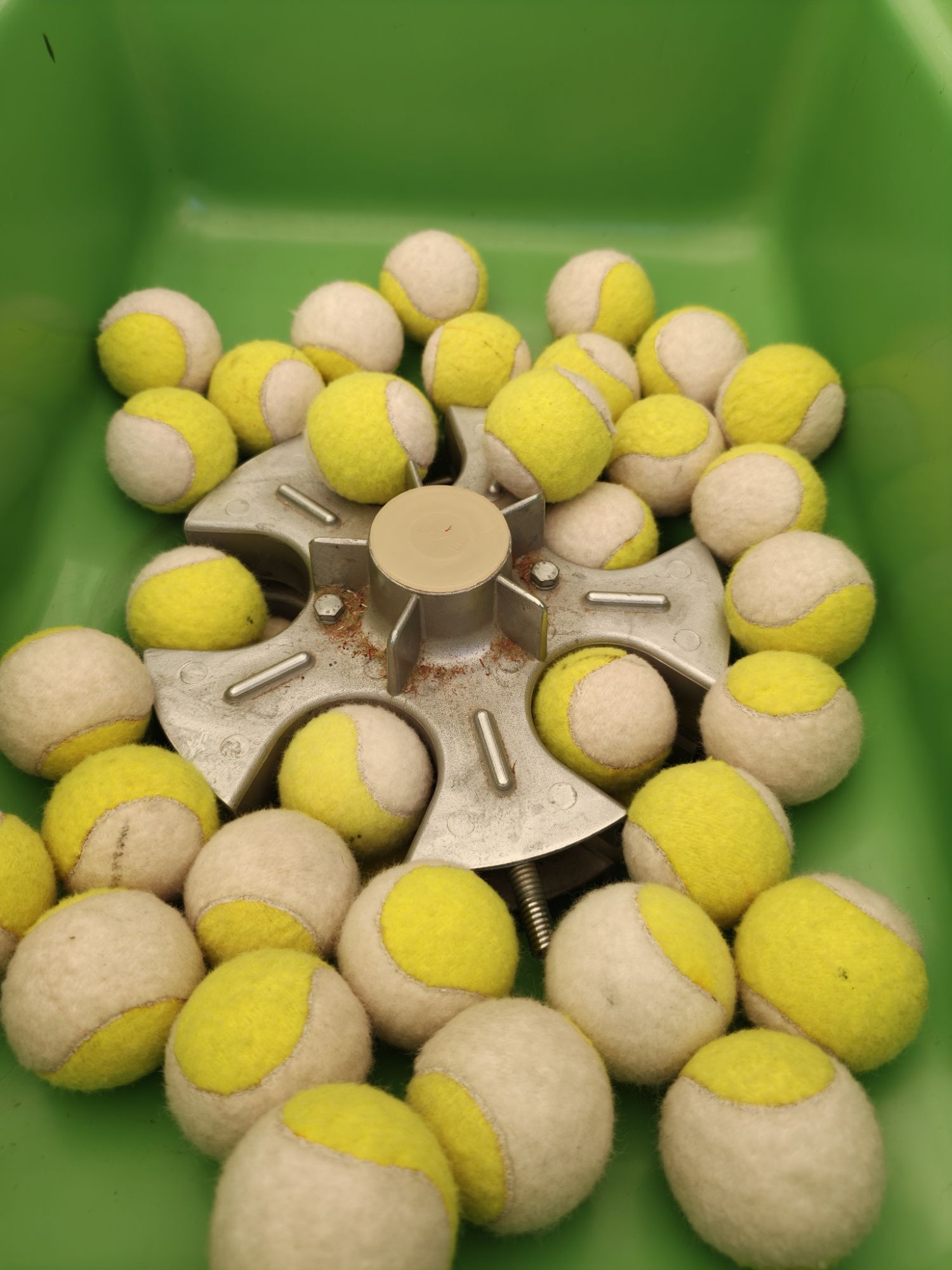 Speler traint zelfstandig met de ballenmachine van Sinnet Academy